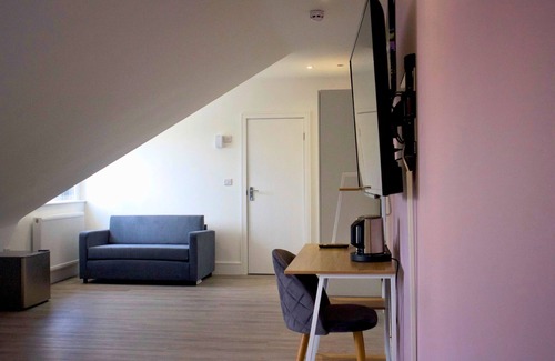 Watford House | Cozy ensuite Family room | The Coppice-Rm 4