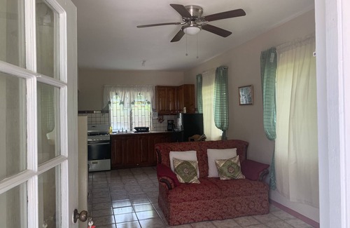 Spanish Town House | Cozy Entire home in Spanish Town
