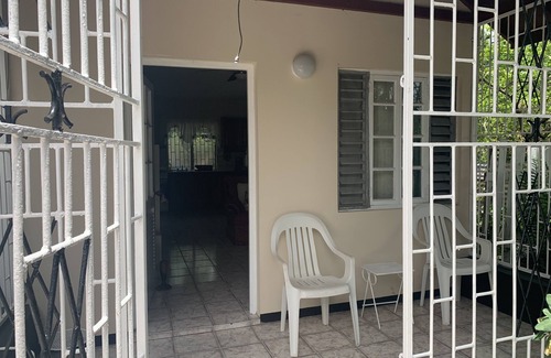 Spanish Town House | Cozy Entire home in Spanish Town