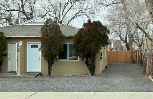 University Heights Apartment | Cozy Escape 1BD UNM Recently Renovated & Walkable!