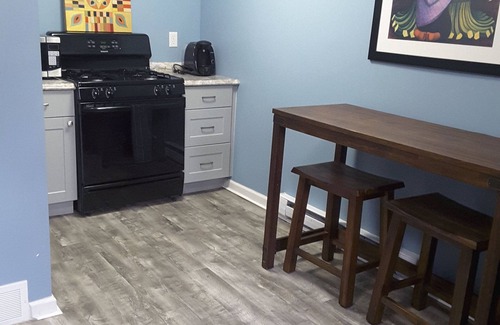 Marshall-Shadeland House | Cozy escape close to downtown, stadiums & parks