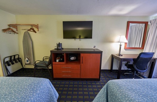 West Yarmouth Hotel | Cozy Escape w/Indoor Pool, Playground, & Complimentary Breakfast for Families