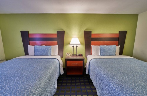 West Yarmouth Hotel | Cozy Escape w/Indoor Pool, Playground, & Complimentary Breakfast for Families