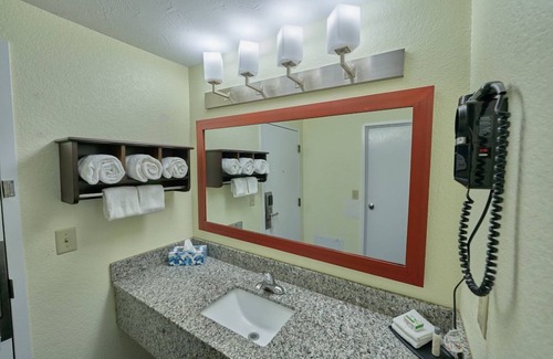 West Yarmouth Hotel | Cozy Escape w/Indoor Pool, Playground, & Complimentary Breakfast for Families