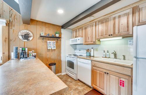 Estes Park Apartment | Cozy Estes Park Condo with Balcony and Fireplace!