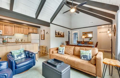 Estes Park Apartment | Cozy Estes Park Condo with Balcony and Fireplace!