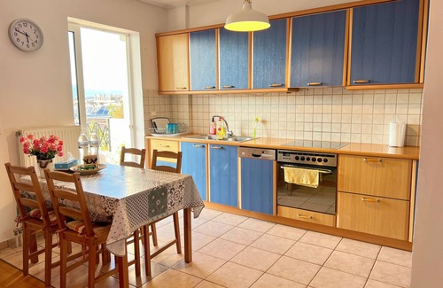 Agia Paraskevi Apartment | Cozy fairytal garden apartment, Family Friendly, Free Parking, 15 Min to Airport