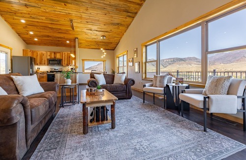 Wapiti House | Cozy Fall Getaway in Wapiti Hot tub, Views, Dogs