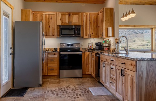 Wapiti House | Cozy Fall Getaway in Wapiti Hot tub, Views, Dogs