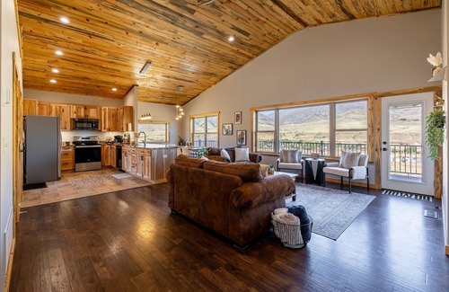 Wapiti House | Cozy Fall Getaway in Wapiti Hot tub, Views, Dogs