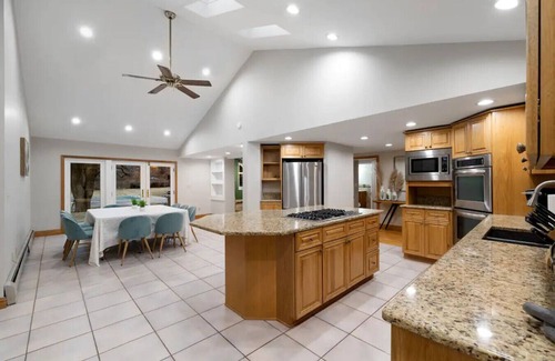 Town of Ramapo House | Cozy Fall Home with 4BR and Fireplace & Billiards