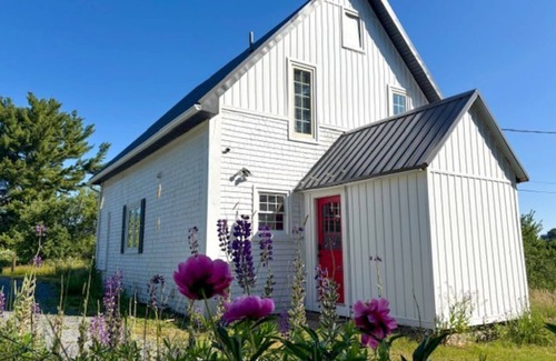 Mahone Bay House | Cozy Fall Retreat- A Hidden Gem in Mahone Bay