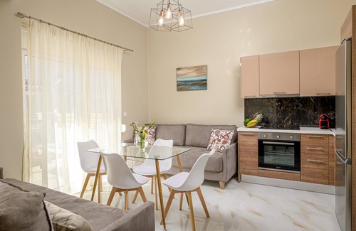 Ammoudia Apartment | Cozy family apartment with kitchen and courtyard
