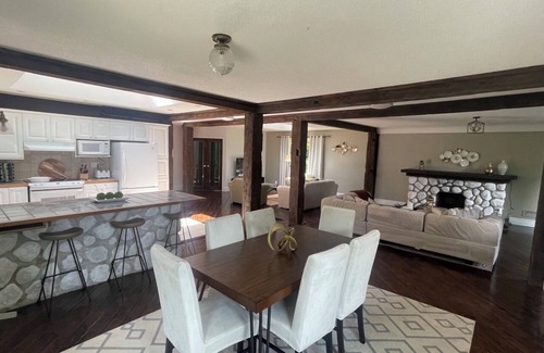 Burlington House | Cozy Family Bungalow on Lakeshore, steps from Paletta Mansion Historical Estate