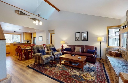 Sunriver House | Cozy Family Cabin with Hot Tub & Loft Space