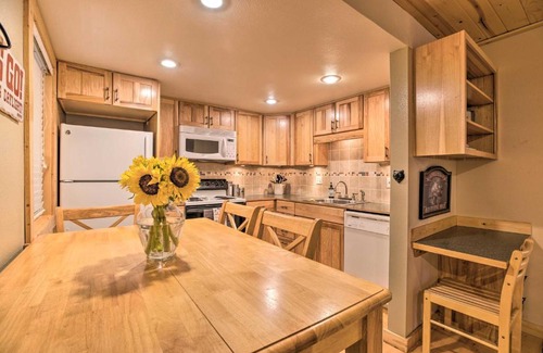 Mammoth Lakes Apartment | Cozy Family Condo in Mammoth Lakes with Balcony