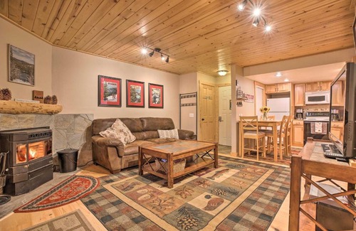 Mammoth Lakes Apartment | Cozy Family Condo in Mammoth Lakes with Balcony