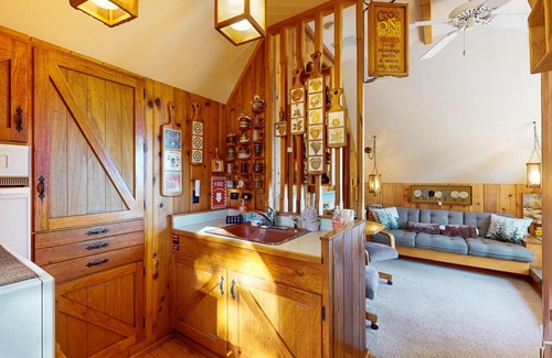Ridgewood House | Cozy family & dog-friendly guest house with WiFi, kitchenette, & lake views