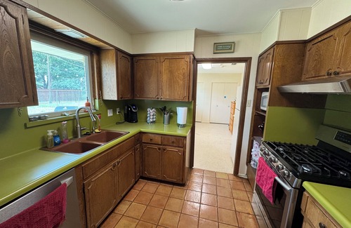 Medical Center District House | Cozy, Family Friendly Home near Sea World, Fiesta Tx, Med Ctr & BMT.