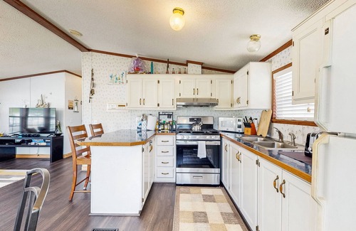 Assateague Pointe House | Cozy Family-Friendly Home with WiFi, AC, Shared Pool, Tennis, Pond & Playgrounds