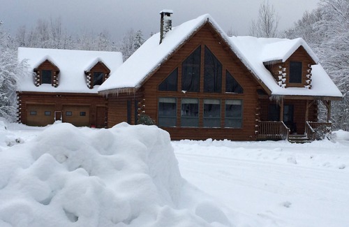 Tinmouth Cabin | Cozy Family-friendly Log Cabin With 25ft Interior Fireplace + Modern Amenities.