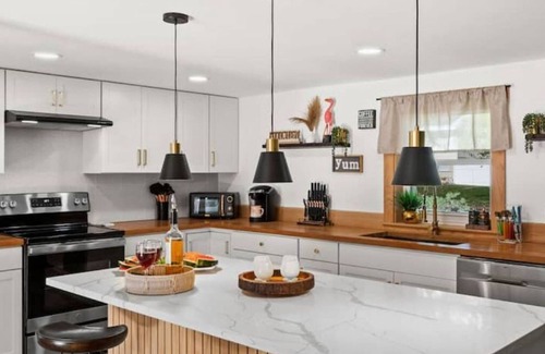 Sarasota Springs House | Cozy Family Friendly Newly Remodeled Salt Water Pool Home close Beach/Downtown
