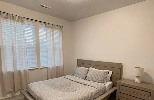Moses Lake House | Cozy Family-Friendly home in Mae Valley. 5 minute walk to the state park!