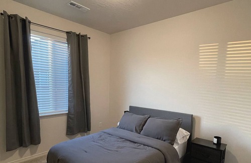 Moses Lake House | Cozy Family-Friendly home in Mae Valley. 5 minute walk to the state park!