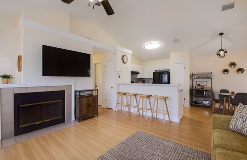 Greenslopes At Lake Creek House | Cozy & family friendly 2-bedrooms 2-bath home.