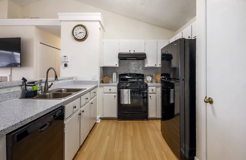 Greenslopes At Lake Creek House | Cozy & family friendly 2-bedrooms 2-bath home.