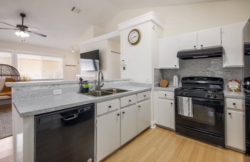 Greenslopes At Lake Creek House | Cozy & family friendly 2-bedrooms 2-bath home.