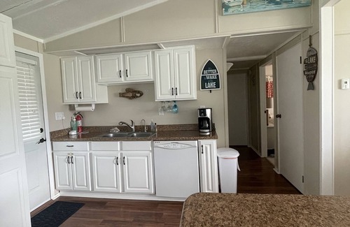 Syracuse Cottage | Cozy, family friendly Wawasee Cottage!