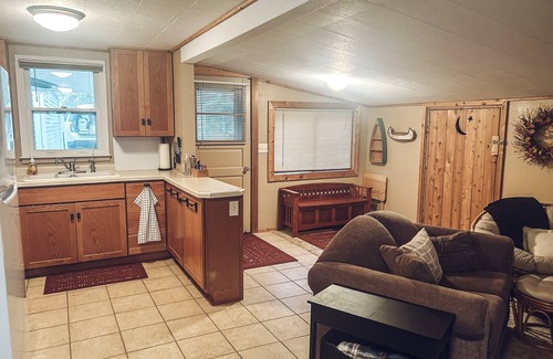 Tomahawk Cottage | Cozy, Family Friendly Waterfront Cottage on Lake Alice