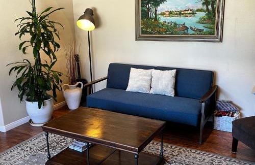 Santa Susana House | Cozy Family Hideaway, sleeps 8, 4 tv's yard, shops