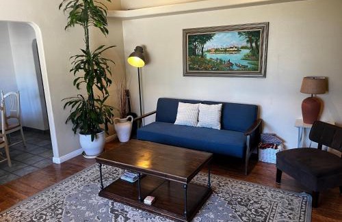 Santa Susana House | Cozy Family Hideaway, sleeps 8, 4 tv's yard, shops