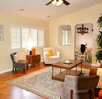 Santa Susana House | Cozy Family Hideaway, sleeps 8, 4 tv's yard, shops