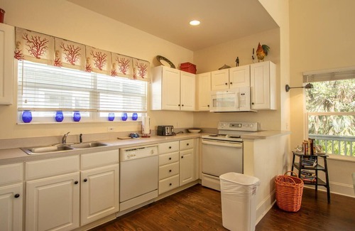 Saint Helena Island Cottage | Cozy Family Home w/ Golf Course Views & Wifi - Steps to Cabana Club & Marina