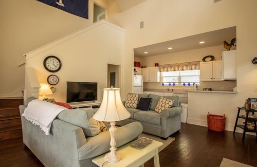 Saint Helena Island Cottage | Cozy Family Home w/ Golf Course Views & Wifi - Steps to Cabana Club & Marina