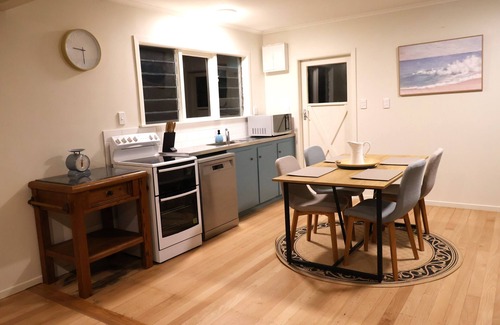 Mangere Bridge House | Cozy Family Home, 10mins from the Airport, Pet Friendly!