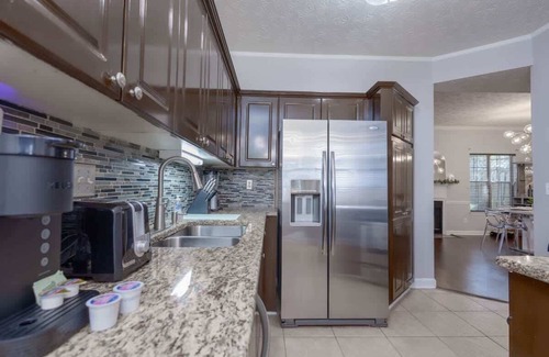 Summerhill House | Cozy Family Home Downtown-KingBed-Free Parking-Central