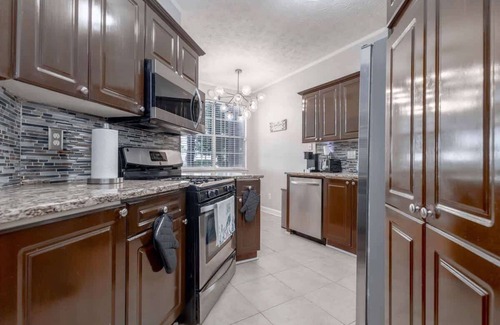 Summerhill House | Cozy Family Home Downtown-KingBed-Free Parking-Central