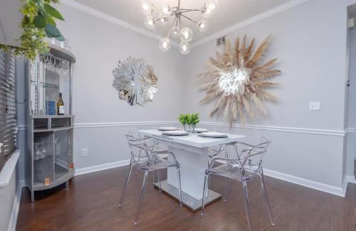 Summerhill House | Cozy Family Home Downtown-KingBed-Free Parking-Central