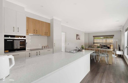 Darley House | Cozy Family Home in Darley w Everything You Need!
