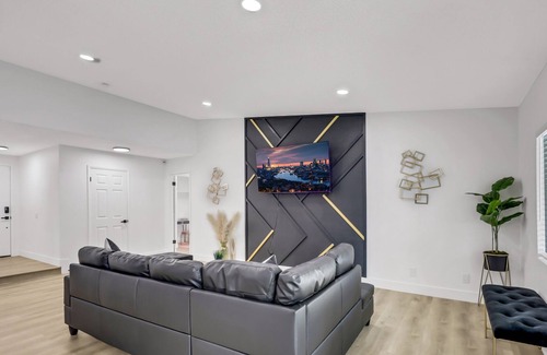 Chinatown House | Cozy Family Home w/ Game Room and Swimming Pool ! 10 Minutes away from the Strip