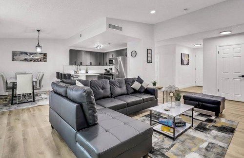 Chinatown House | Cozy Family Home w/ Game Room and Swimming Pool ! 10 Minutes away from the Strip
