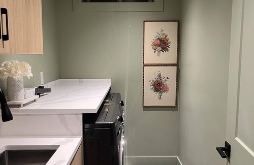 Hastings House | Cozy family home With Large kitchen and family dinning table