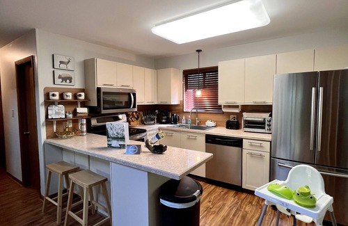 Long Pond House | COZY FAMILY HOUSE WITH BIG HOT TUB/DECK/FIRE PIT- 5 MINUTES FROM LAKES!