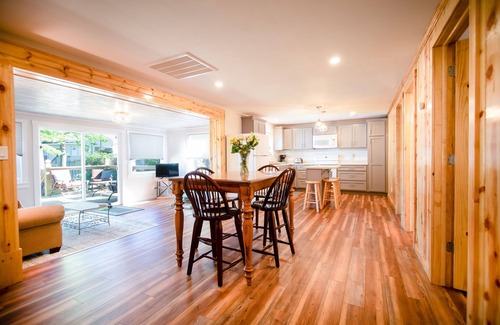Sunrise Beach House | Cozy Family Lake Cabin-Autumn Enthusiasts and Golf Groups - Book Now