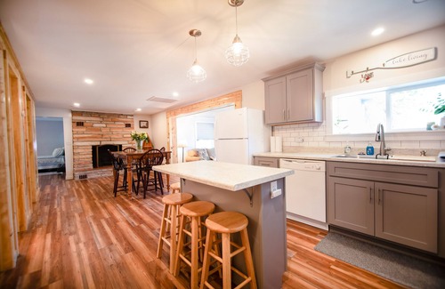Sunrise Beach House | Cozy Family Lake Cabin-Autumn Enthusiasts and Golf Groups - Book Now