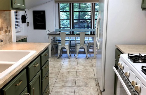 Newland Cabin | Cozy Family Mountain Retreat, Dog Friendly!